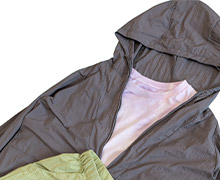 驚きの軽さはなんとシャツの半分。「リペアテック超軽量アノラック」