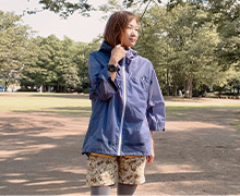 夏の雨の日にぴったり！袖が7分丈で涼しく着られる透湿レインパーカーポンチョ